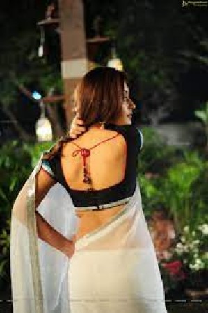 Did my back hurt your knife? Actress Raashii Khanna Poses in Glamorous Style