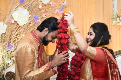 Actor Indrasish Roy gets married to longtime girlfriend Souravi Tarafdar