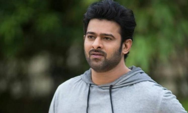 Video: A crazy female fan slapped Prabhas, check out than what Baahubali actor has done