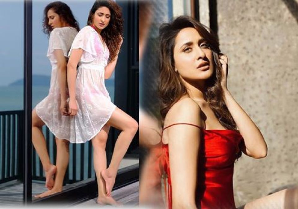 Pic Talk: Pragya Jaiswal trying her best to look hot