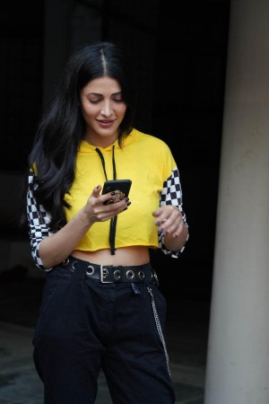 Shruti Haasan looks like a yellow-mellow beauty in her dress; see photos!