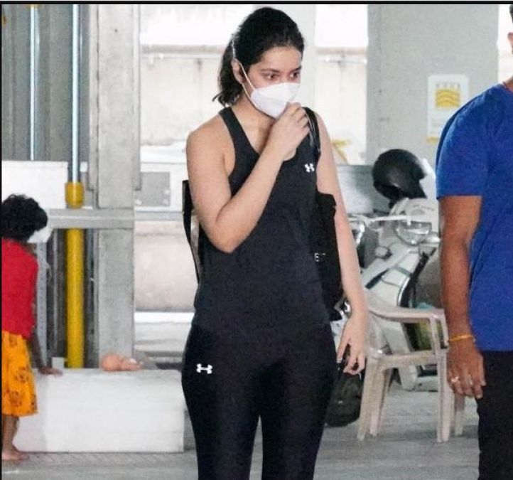 Trendsetter: Rashmika Mandanna slays at airport and Raashi Khanna outside her gym!