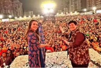 Rashmika Mandanna joins Garba Queen Falguni Pathak in Garba Night