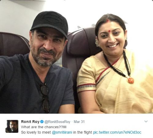 Smriti Irani and Ronit Roy reminisced over their old times in flight
