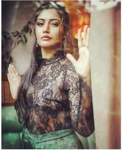 Ishaqbaaz actress Surbhi Chandna share a sexy picture, fans can't stop gushing about her