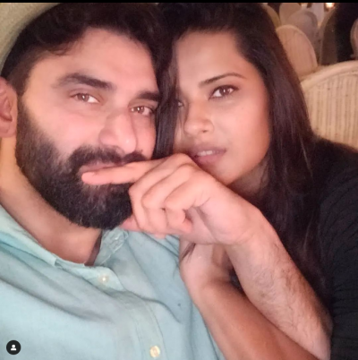 Kratika Sengar Dheer posts an adorable selfie with husband Nikitin Dheer