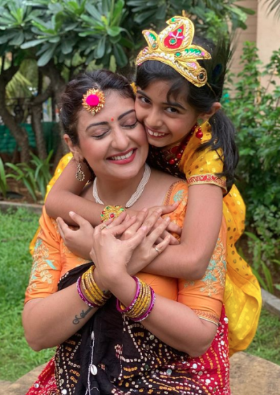 Juhi Parmar and her daughter Samairra grooves to Maiyya Yashoda; Watch