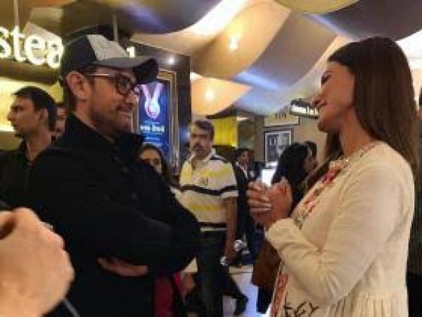 Aamir Khan invites Hina Khan to review his Rubaru Roshni