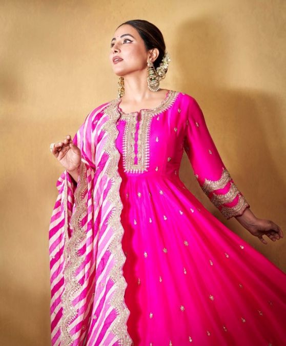 Hina Khan strikes perfect ethnic pose in pink anarkali costume with embroidery