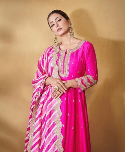 Hina Khan strikes perfect ethnic pose in pink anarkali costume with embroidery