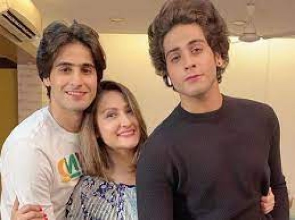 Everyone uses their parent's contacts: Urvashi Dholakia's son