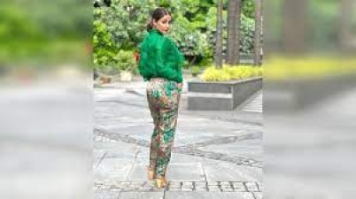 Hina Khan looks ravishing as she dons a beautiful green ensemble