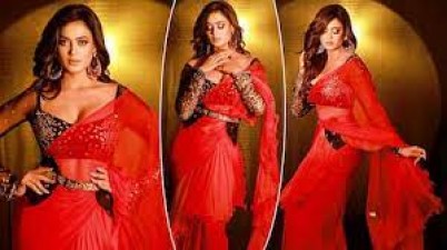 Shweta Tiwari exudes breathtaking beauty, In a red ruffled saree