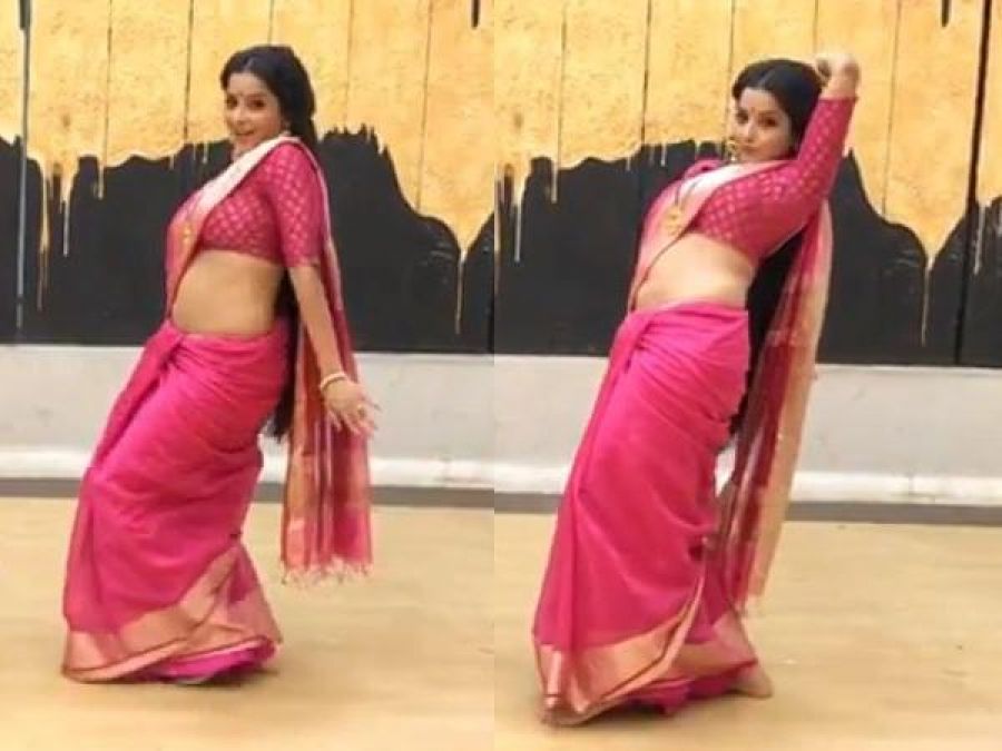 Monalisa dances on Bharat's track 'Aithey Aa'!