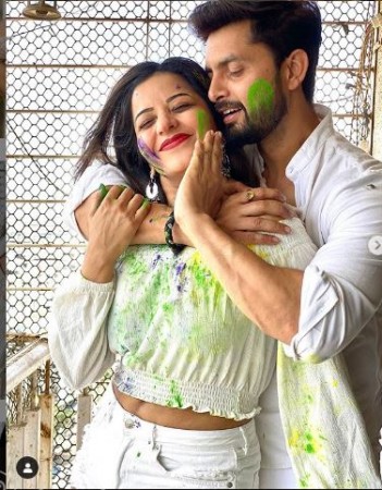 Monalisa seen playing Holi on set, See glamorous photos