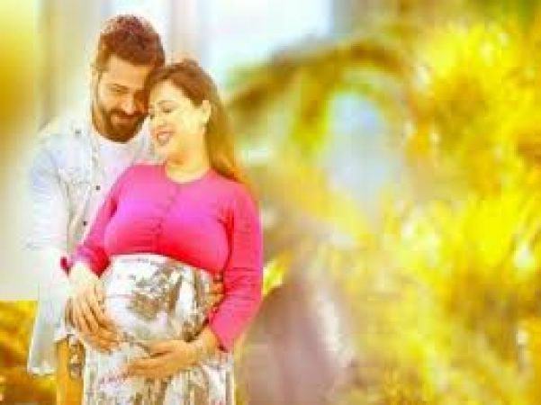 Actress Pooja Joshi is pregnant; flaunts baby bump in style