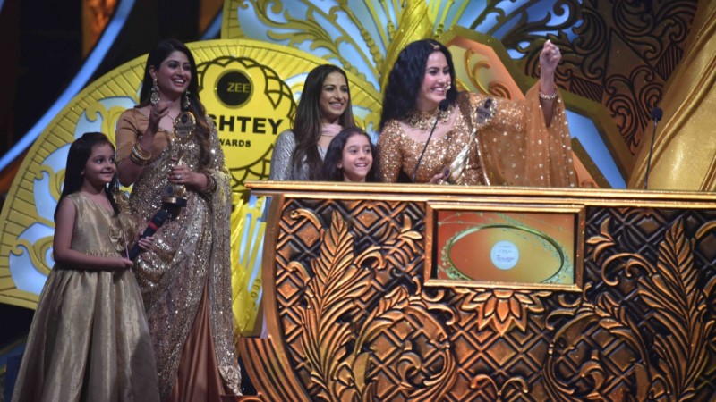 Kamya Panjabi consoles her daughter as she receives the 'Best Maa Award'