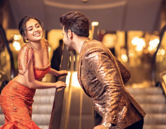 Karan Kundrra shares pictures of some escalator romance with his ladylove; Have a look
