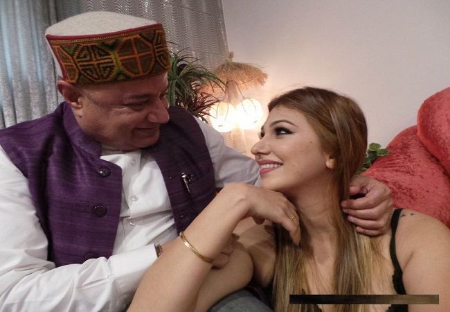 Pics don't lie : A bundle of proofs confirms Anup Jalota and Jasleen Matharu are in a relationship for 3 yrs