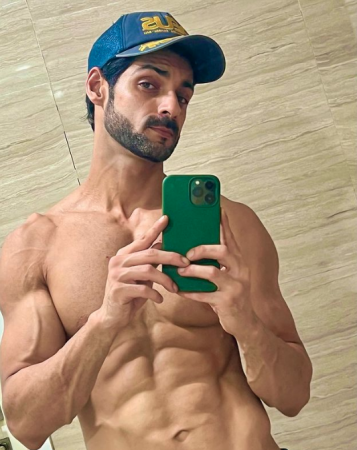 Karan Wahi looks hot as he shares a selfie in his chiseled body: Have a look