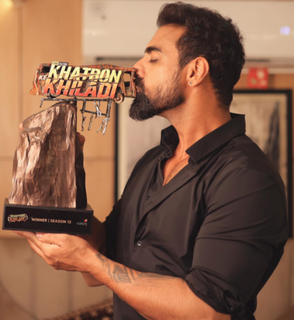 Tushar Kalia poses with the trophy and thanks the fans for their support