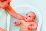 बच्चों को साबुन और शेम्पू से नहलाते समय रखे इन बातों का ध्यान