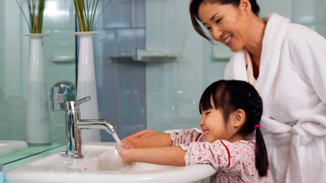 स्वस्थ रहने के लिए डाले हाथ धोने की आदत