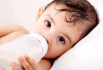 बच्चे को बोतल से दूध पिलाते वक़्त रखे इन बातों का ख्याल