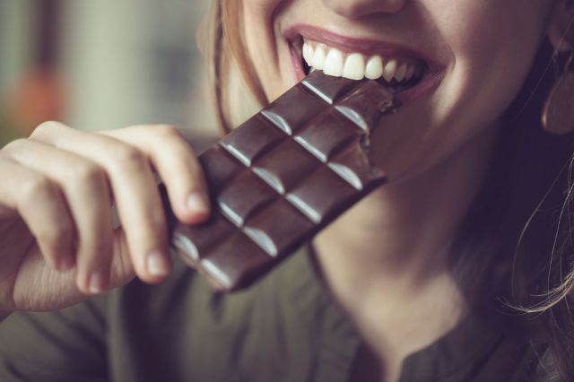 तनाव में खाये एक टुकड़ा चॉकलेट का