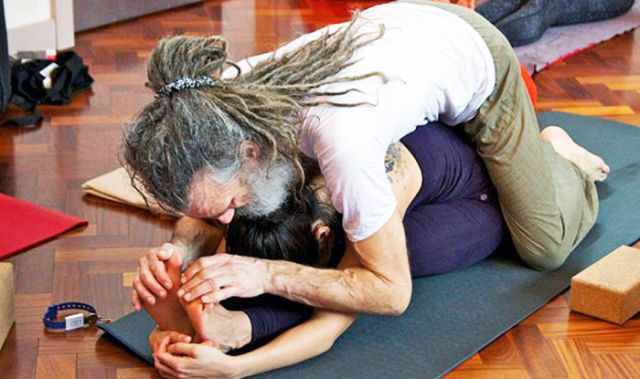 मिलिए इन योग गुरु से, जो सिखाते हैं 'Hot Yoga'