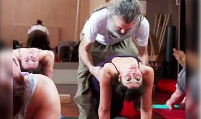 मिलिए इन योग गुरु से, जो सिखाते हैं 'Hot Yoga'