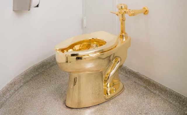 Which museum offers visitors to use an 18-Karat 'Gold Toilet' ?