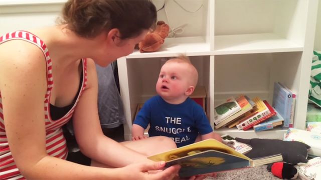 किताबों का दीवाना है ये 10 महीने का बच्चा
