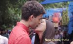 Video : जब प्रेमी जोड़ो ने सरेआम किस किया