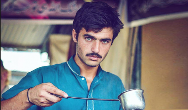 Your can't stop yourself falling for this handsome blue-eyed Pakistani 'chaiwala'