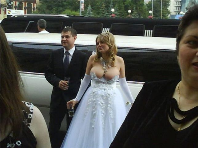 Ladies, try hard for not to spoil your 'Wedding Day' like this !