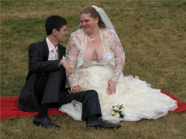 Ladies, try hard for not to spoil your 'Wedding Day' like this !