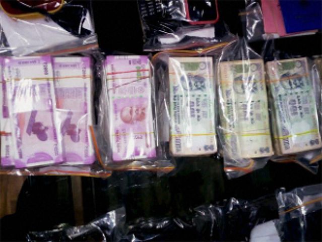 Chennai: Rs 24 crore cash of new currency discovered by 'Income Tax Department'