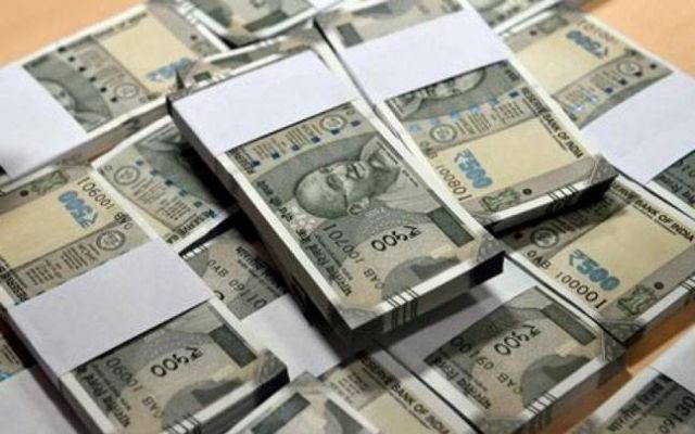 7 people caught with black hoarding in new notes-nearly 1crore