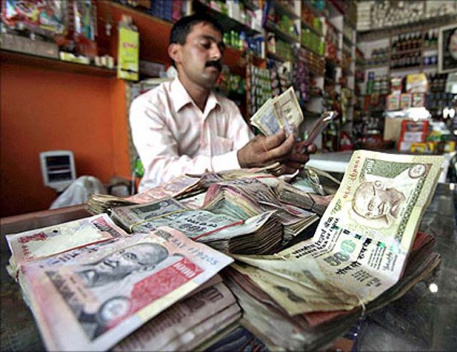 Money withdrawal fastens as 500 and 1000 rupee note gets Discarded