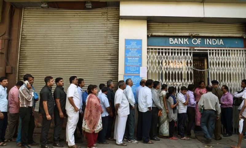 A day after PM Modi's decision,anger sighted outside ATMs to withdraw money !