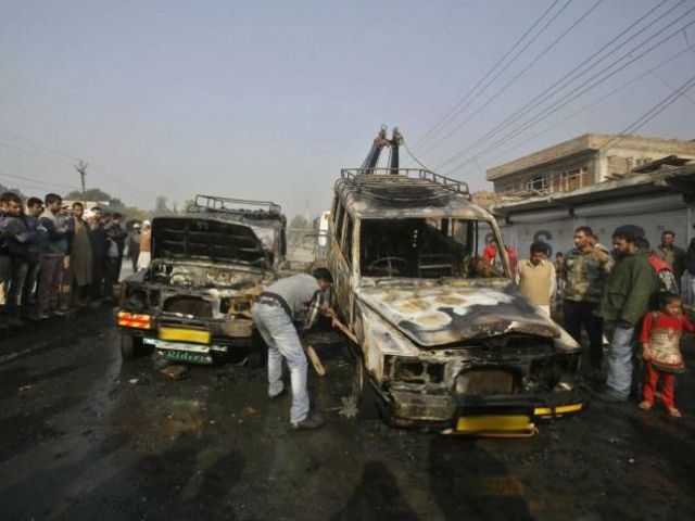 Srinagar: 2 passenger vehicles were set ablaze by masked men