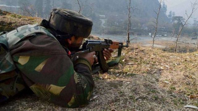 Terrorists attacked policemen in J&K, decamped with 5 guns !