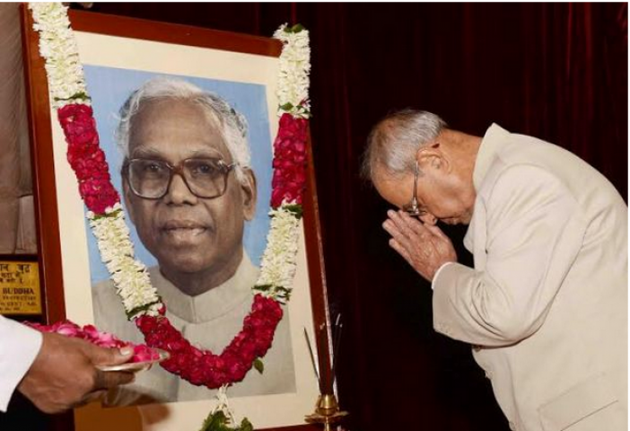 President Pranab Mukherjee paid floral tribute to K.R Narayanan
