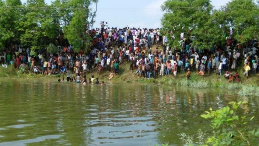 Bus falls into a roadside pond in Bihar,50 feared dead