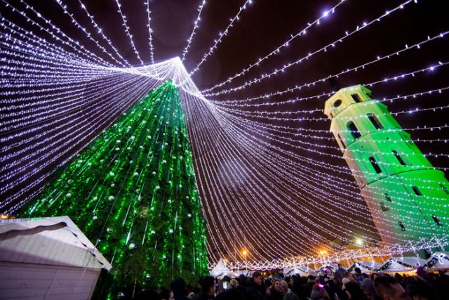 Majestic pictures of 'Christmas Tree' lit with 50,000 light bulbs!!