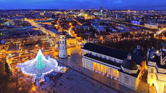 Majestic pictures of 'Christmas Tree' lit with 50,000 light bulbs!!