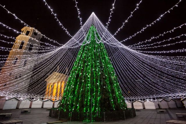 Majestic pictures of 'Christmas Tree' lit with 50,000 light bulbs!!