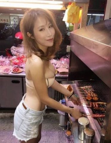 'Taiwani restaurant' where model serves food while wearing 'Sexy Dresses'!!
