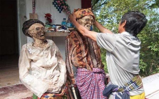 Why Indonesian people live with 'Dead Bodies'!!